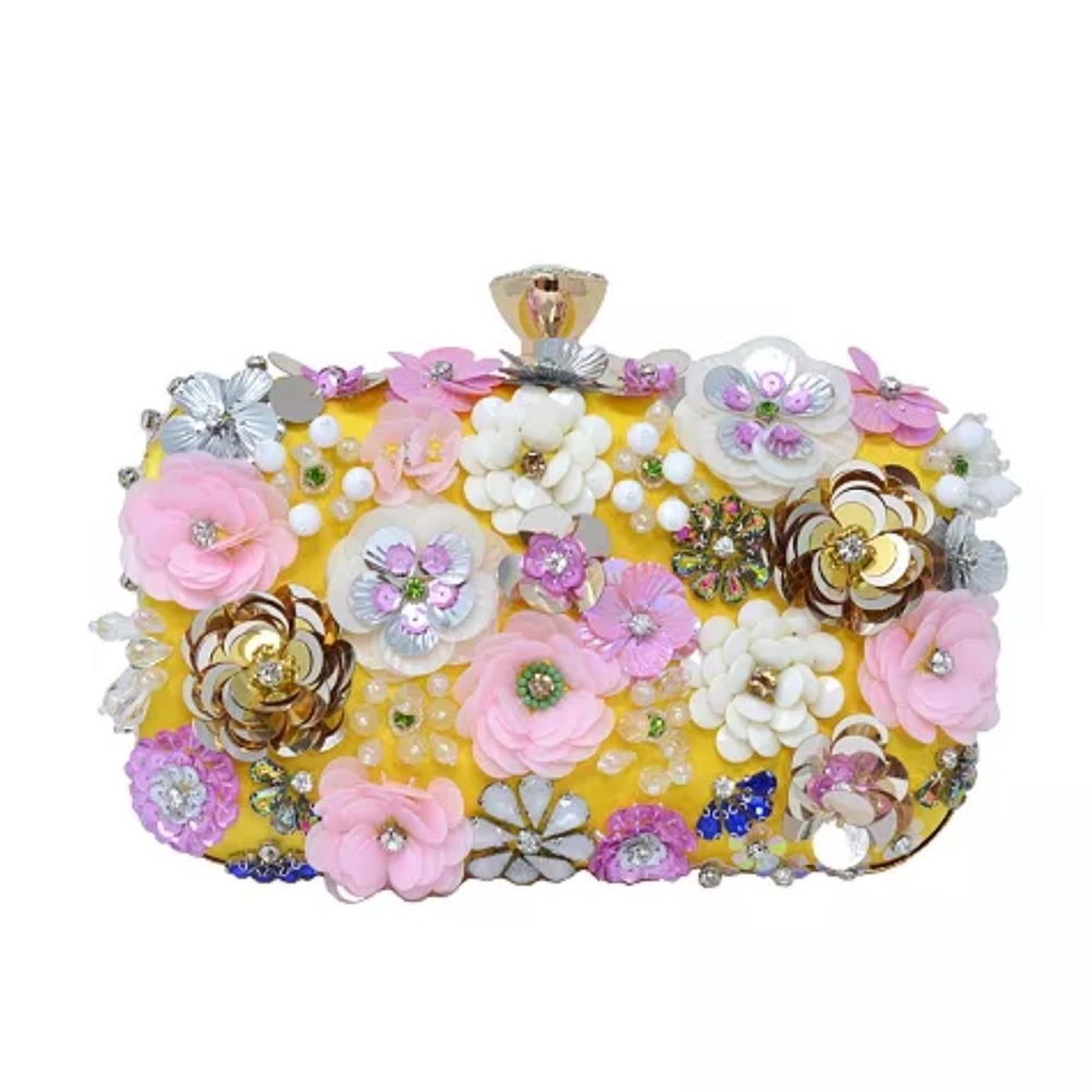 🌼🌼🌼 Bebe Daisy Chain Crossbody Clutch. Size: Wx8”, Hx5.9”, Dx1.9”